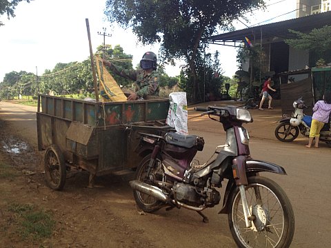 Ông Nguyễn Văn Tuyên ở xã Cuôr Đăng - hơn hai thập kỷ gắn bó với thùng rác “lưu động”